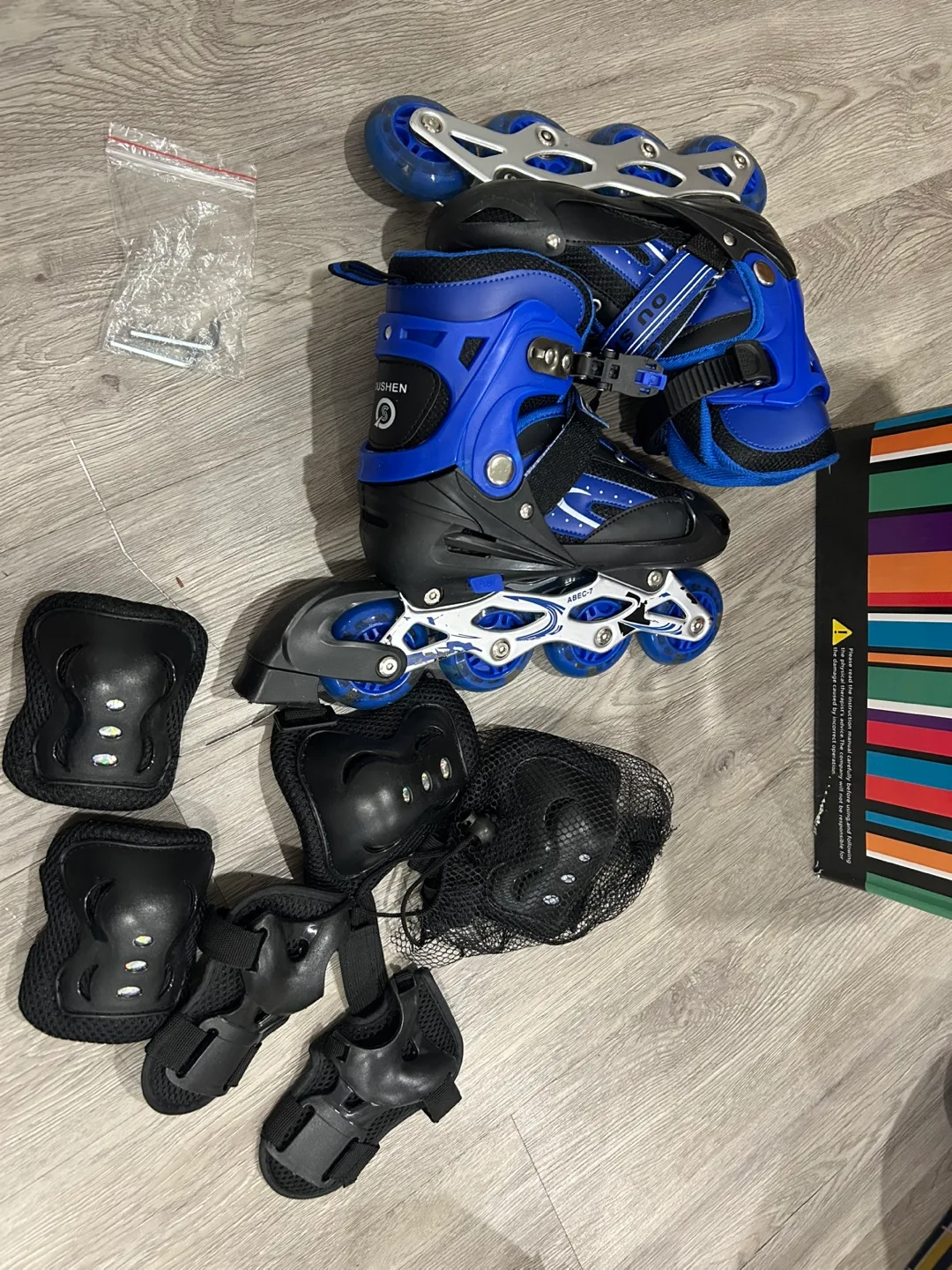 Adjustable Rollerblades with Safety Gear set image indicator(3)