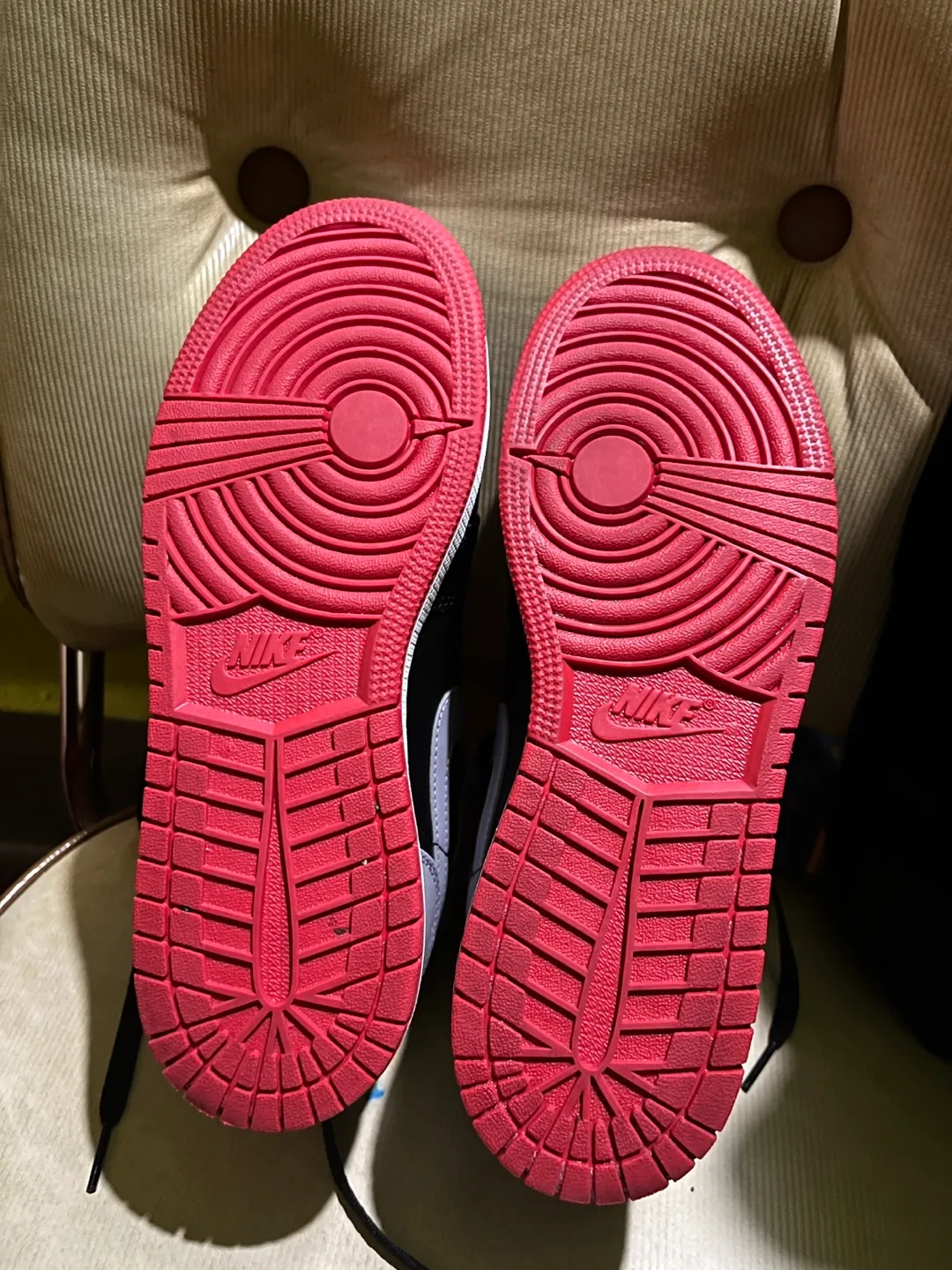 Air Jordan 1 Mid - Black, Grey & Red image indicator(6)