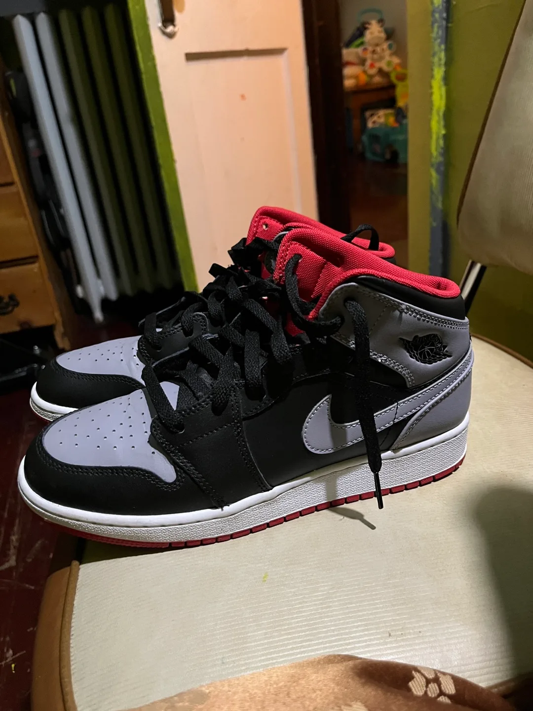 Air Jordan 1 Mid - Black, Grey & Red image indicator(4)