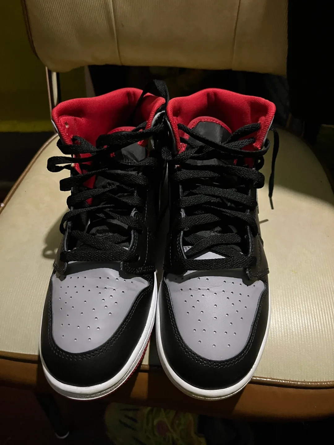 Air Jordan 1 Mid - Black, Grey & Red image indicator(3)