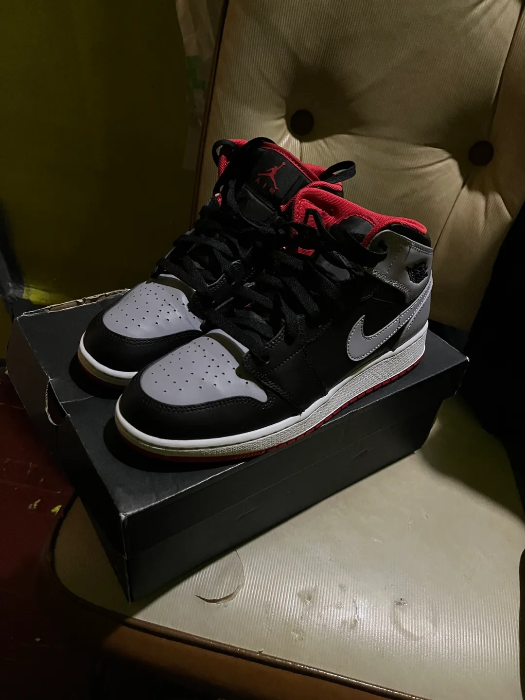 Air Jordan 1 Mid - Black, Grey & Red image indicator(7)