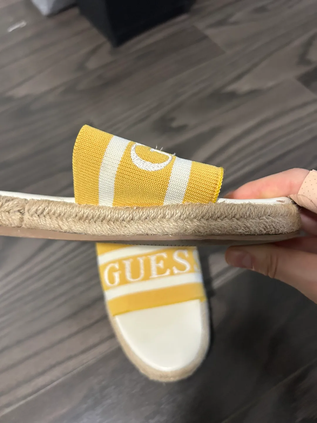 Guess summer sandal slides size 7, very comfortable image indicator(2)