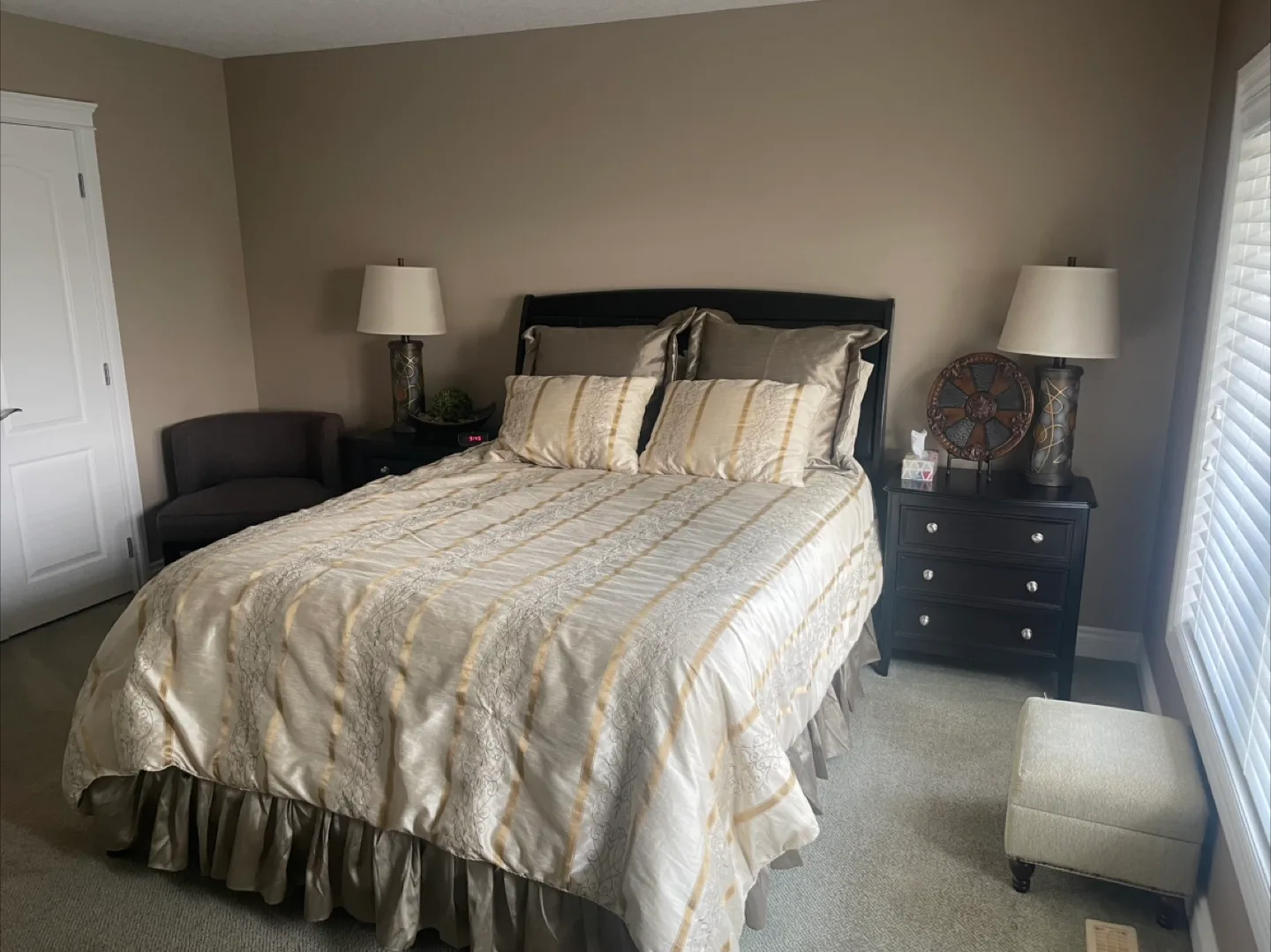 Queen Bedroom Set thumbnail