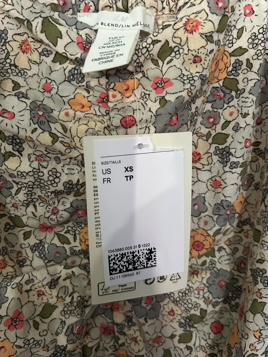 H&M Floral dress with puff sleeves image indicator(2)