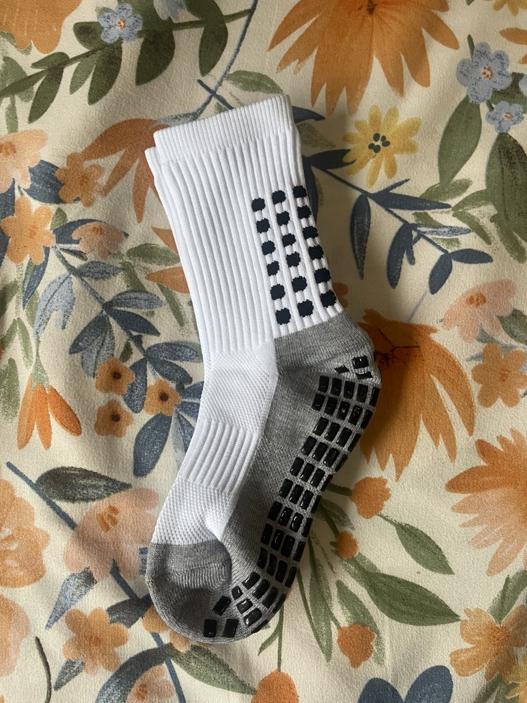 New pair of non slip grip socks large - photo 2