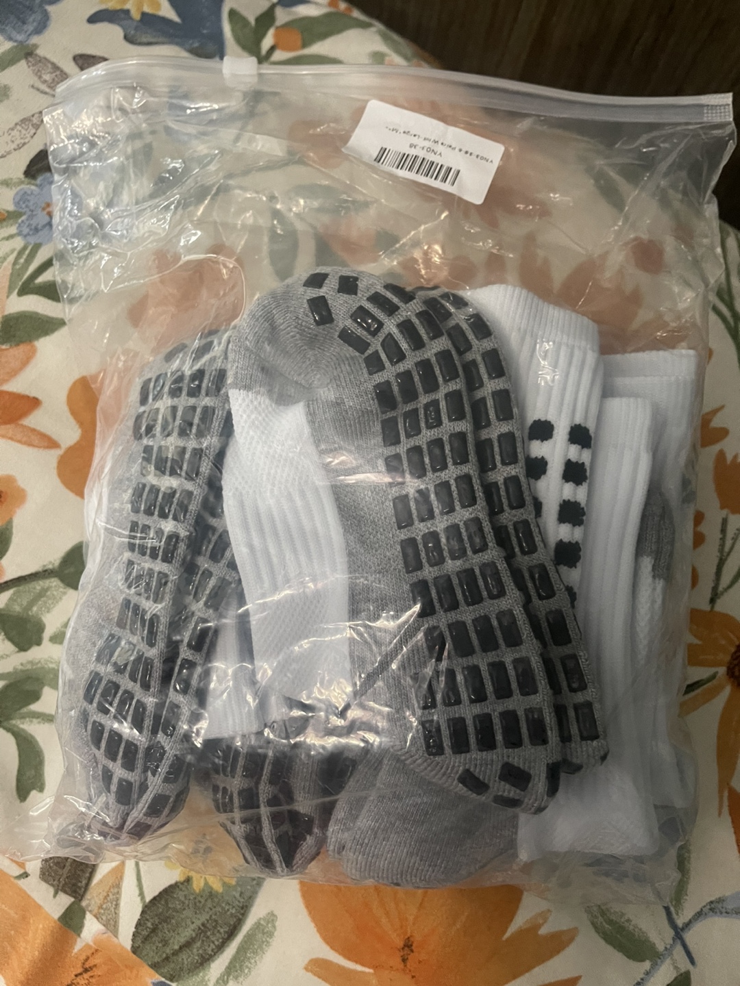 New pair of non slip grip socks large - photo 3