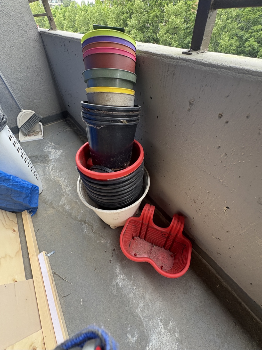 Variety of Garden Pots and Planters - photo 2