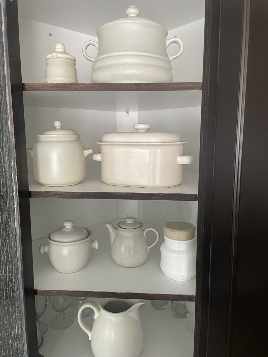 Cream-coloured pottery set