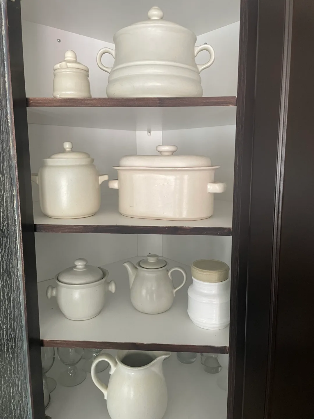 Cream-coloured pottery set thumbnail