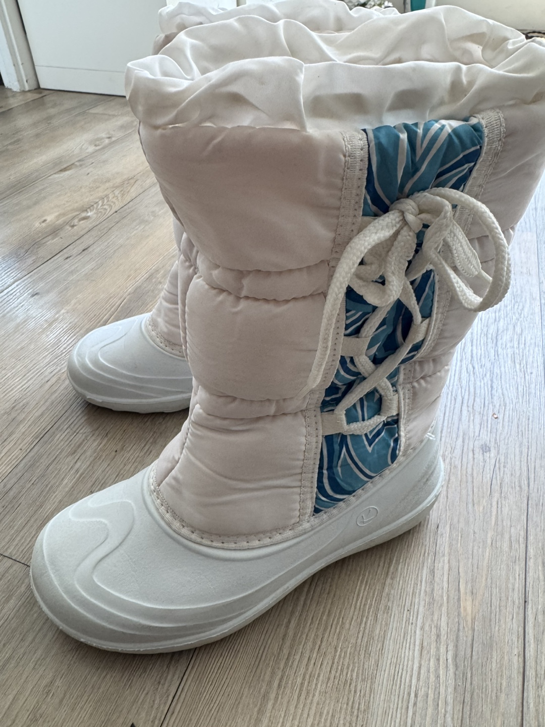 Snow boots