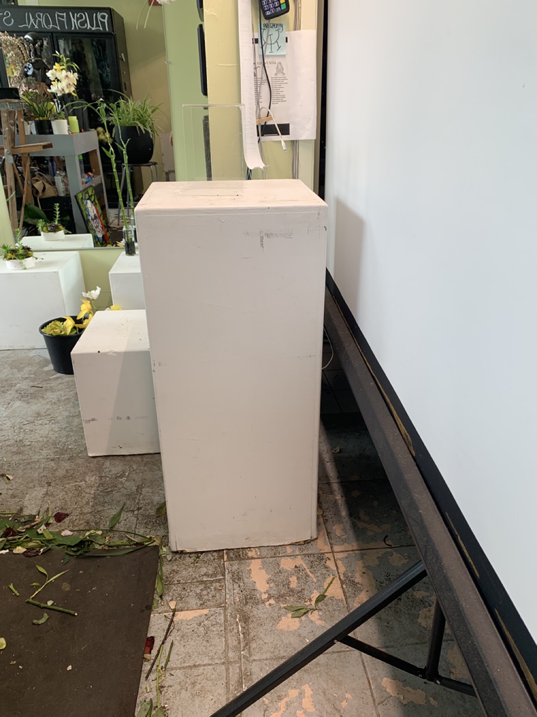 White wooden rectangular display pillar - photo 3