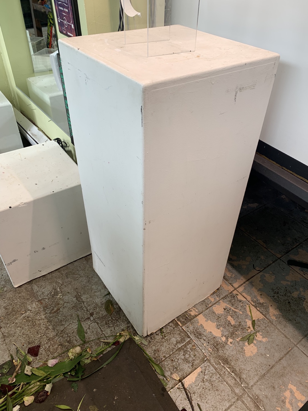 White wooden rectangular display pillar - photo 2