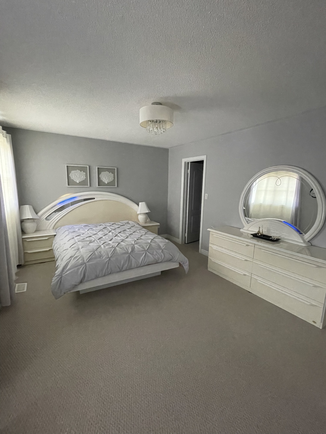 Bedroom furniture set