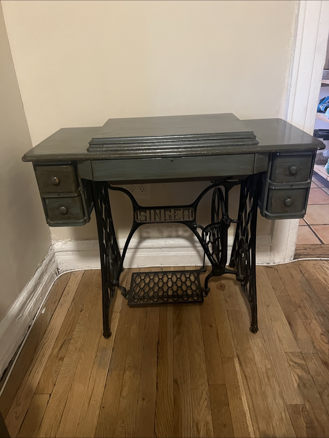 Vintage Sewing Machine Table / Desk