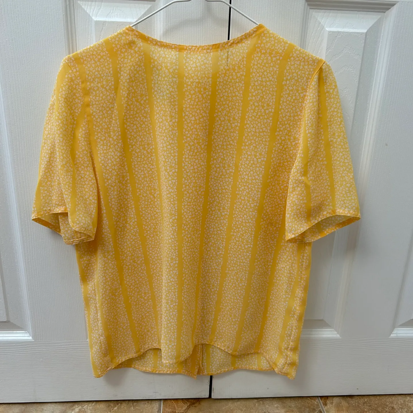 Jones New York Women’s Yellow Short Sleeve Blouse (Size US 8P) thumbnail
