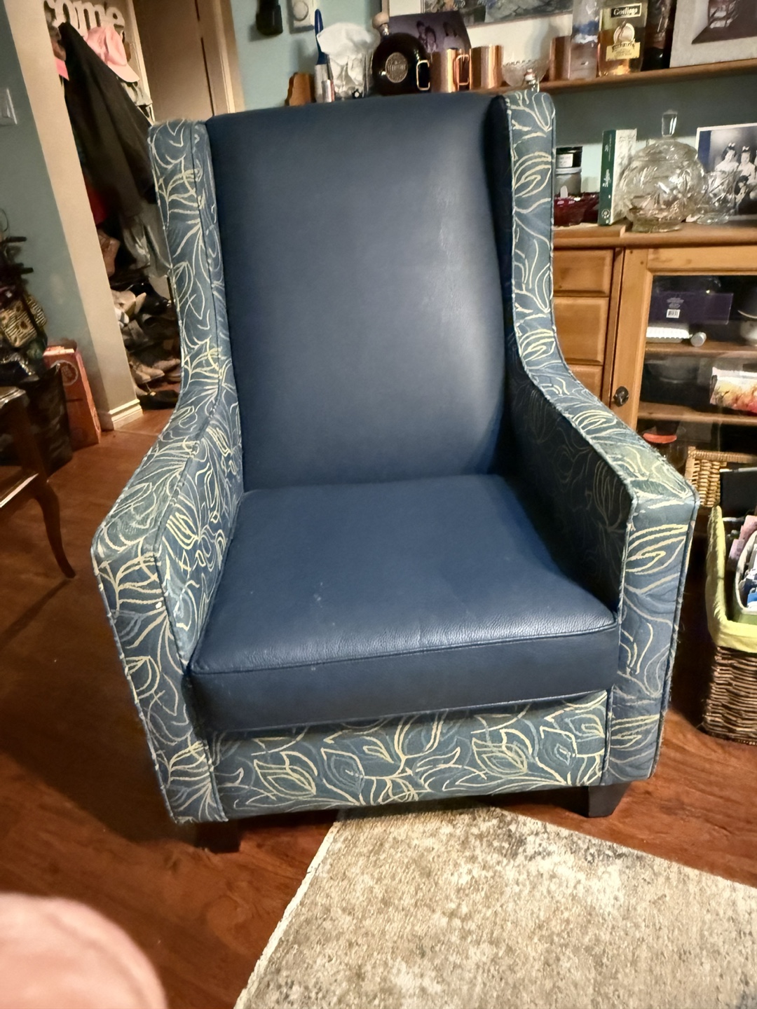 Two high back wing chairs - photo 5