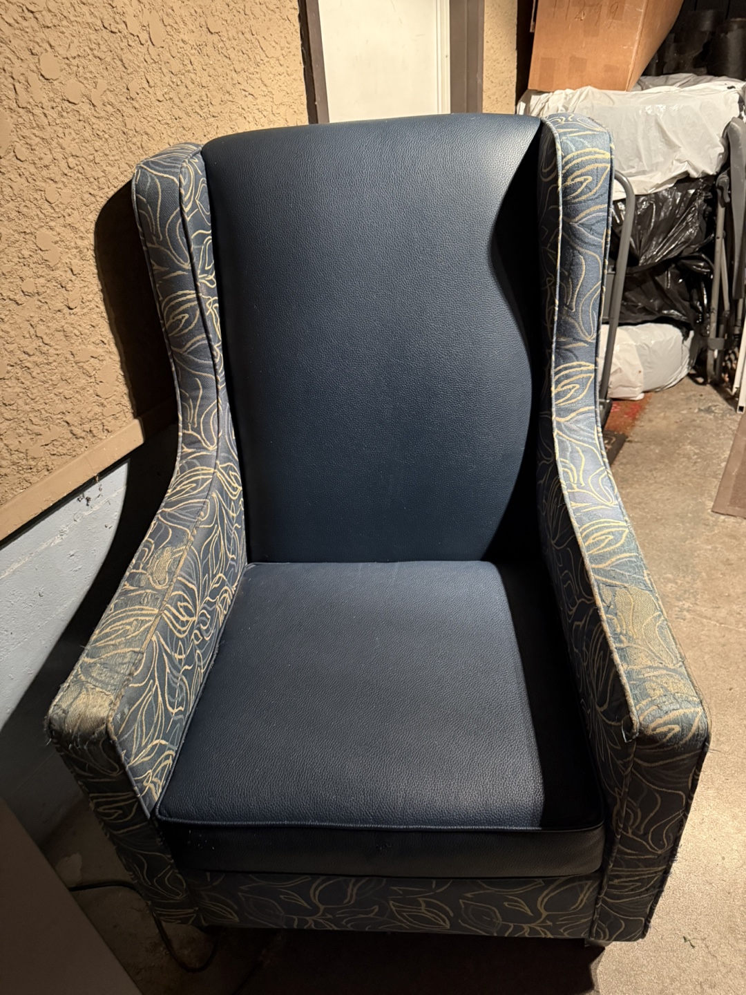 Two high back wing chairs - photo 3