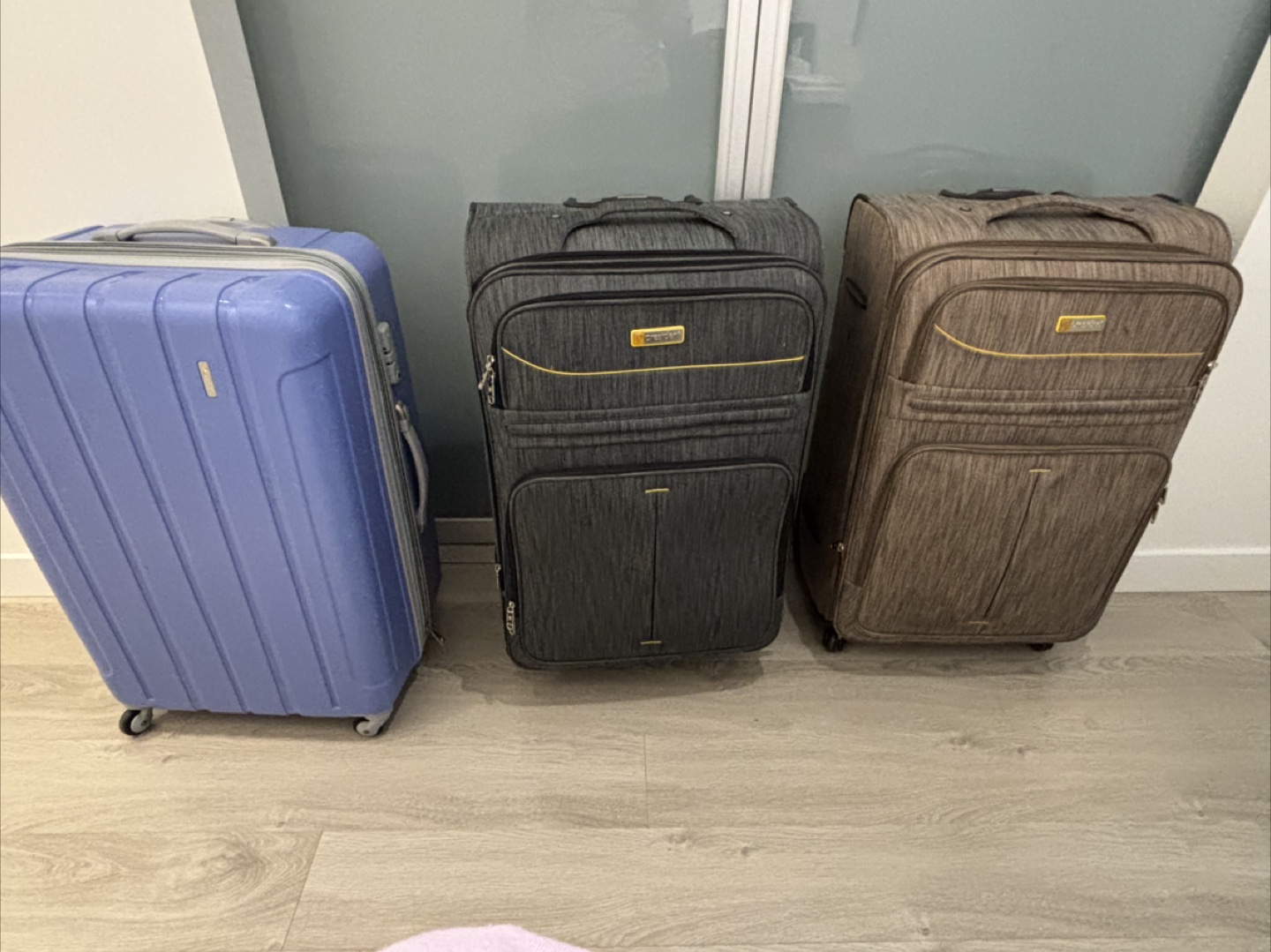 28" large checked luggage/suitcase