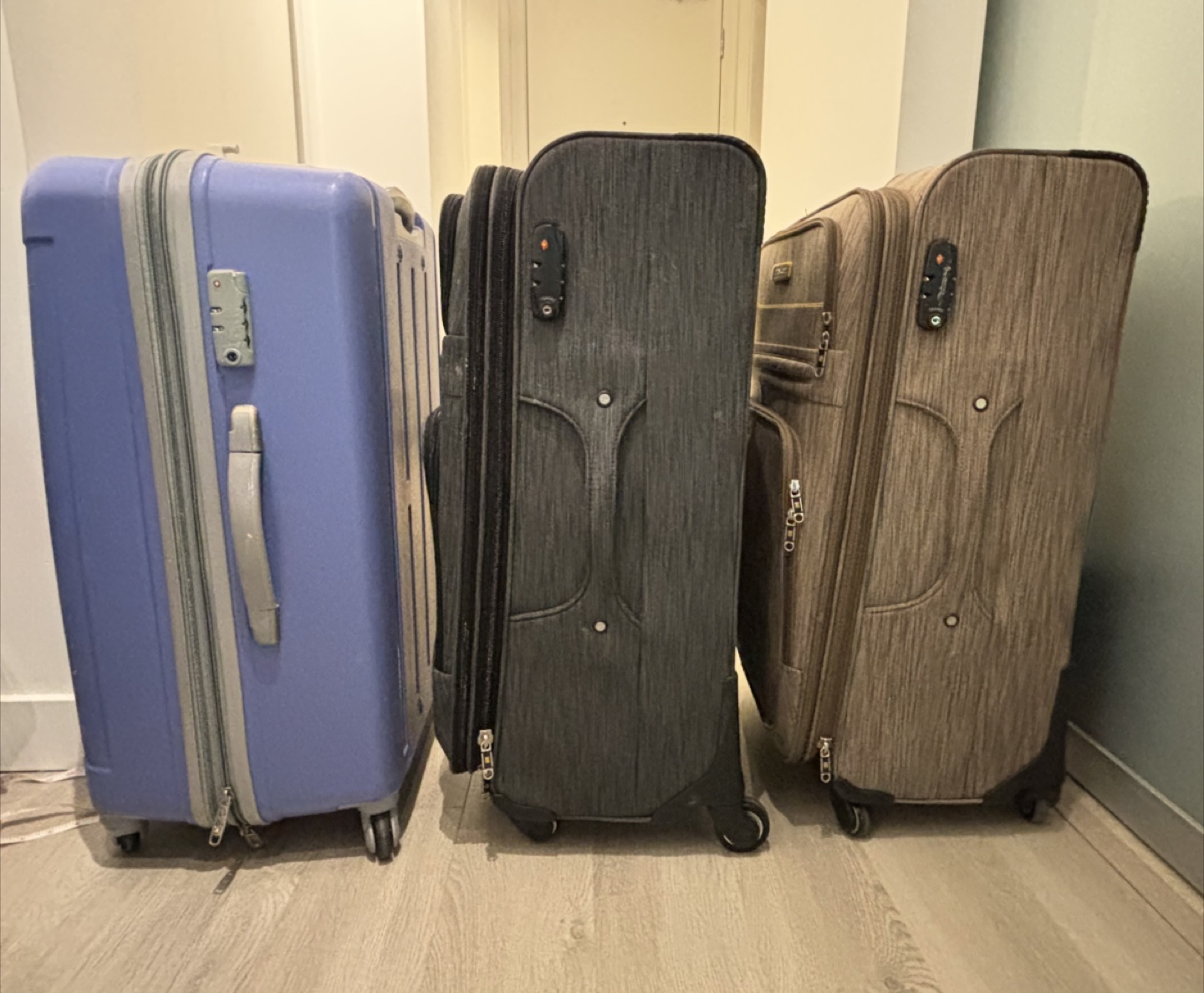 28" large checked luggage/suitcase - photo 2