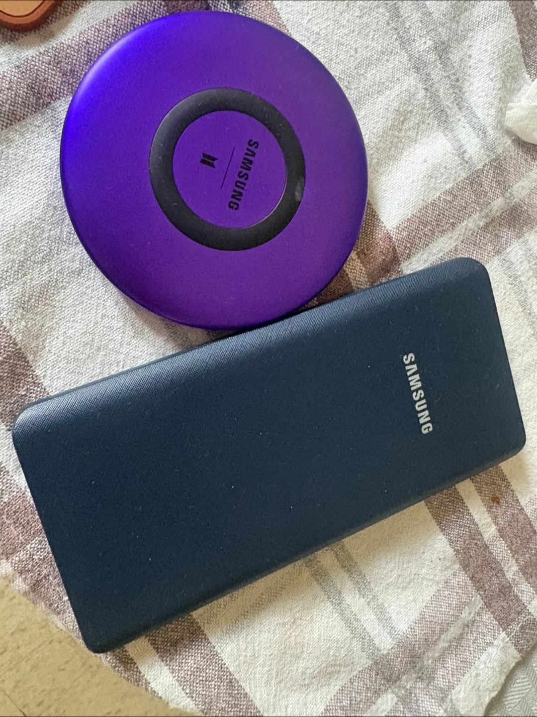 Samsung Wireless Charger & Power Bank thumbnail