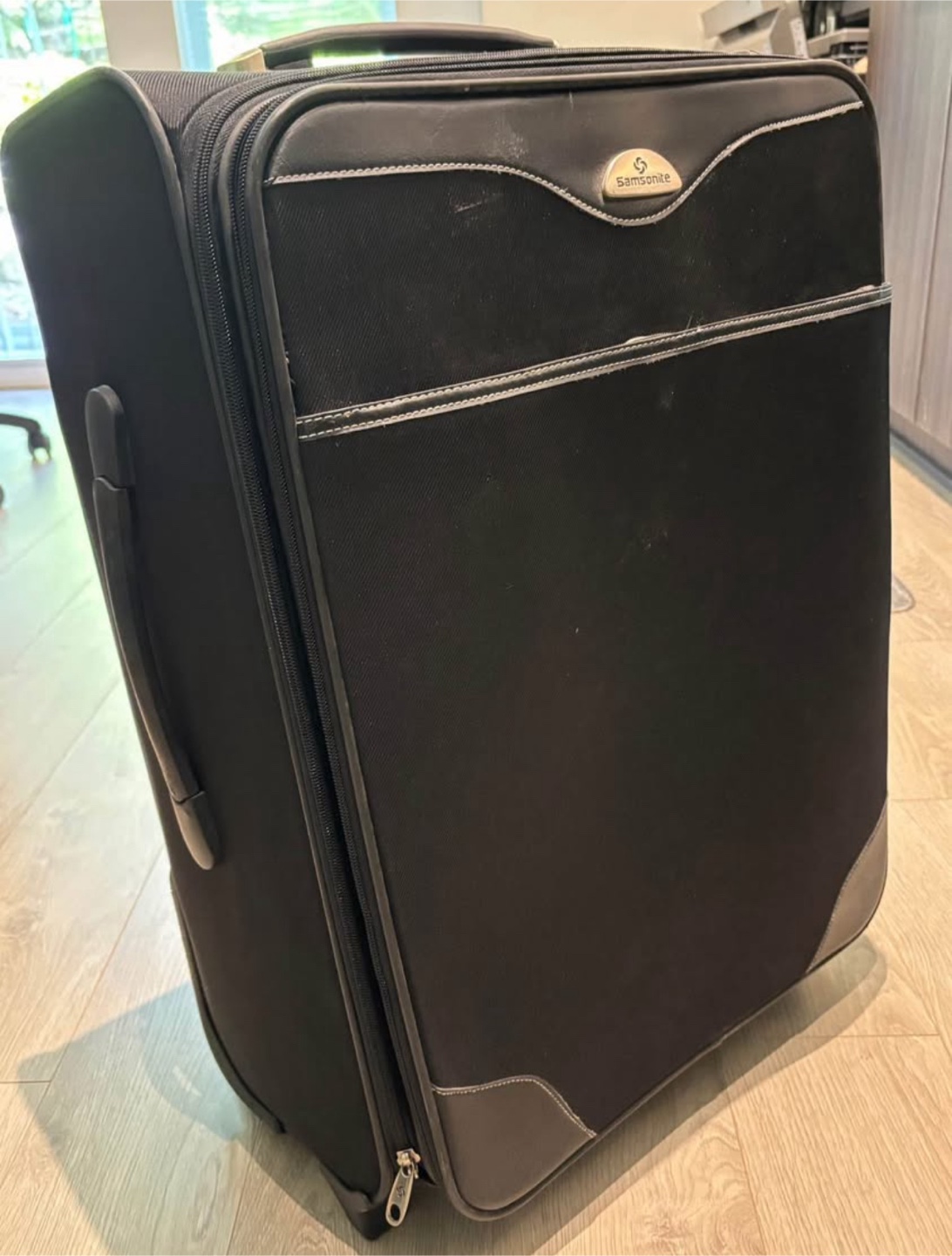 24" x 16.5" x 10.5" Samsonite checked luggage/suitcase