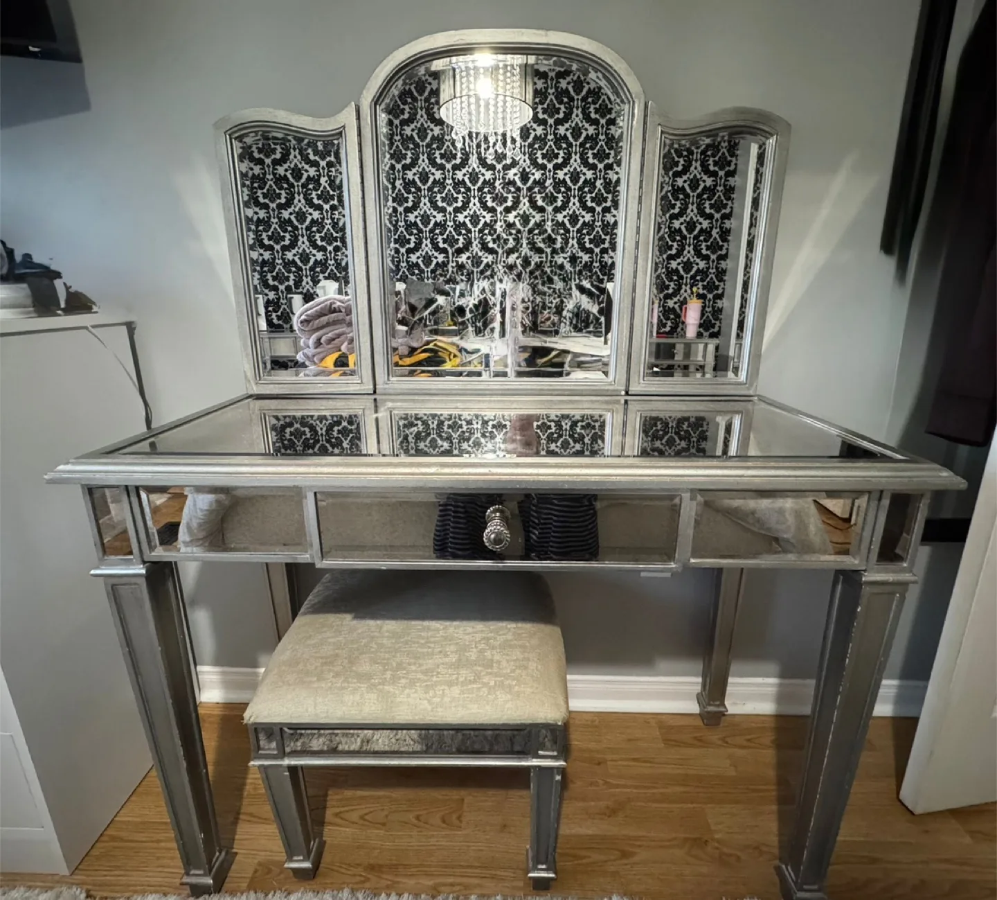 Vanity Table with Stool image indicator(2)