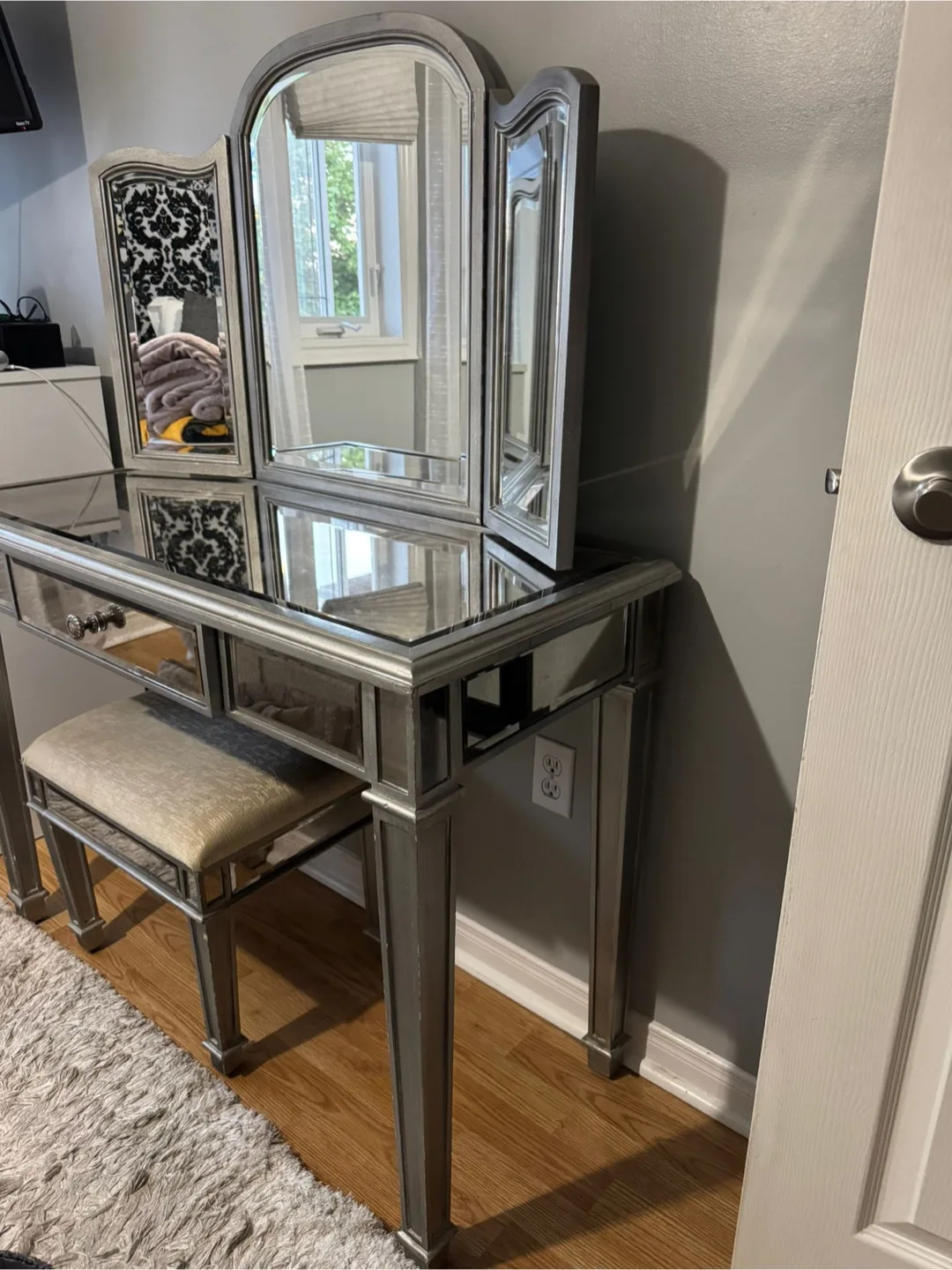 Vanity Table with Stool image indicator(5)