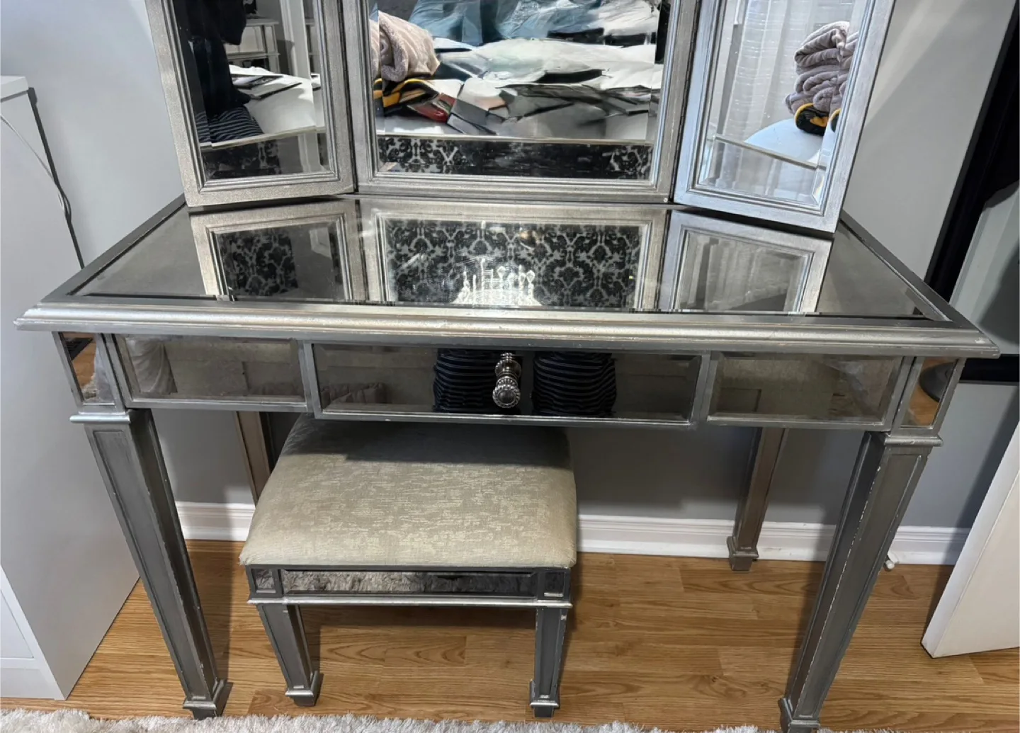 Vanity Table with Stool image indicator(8)