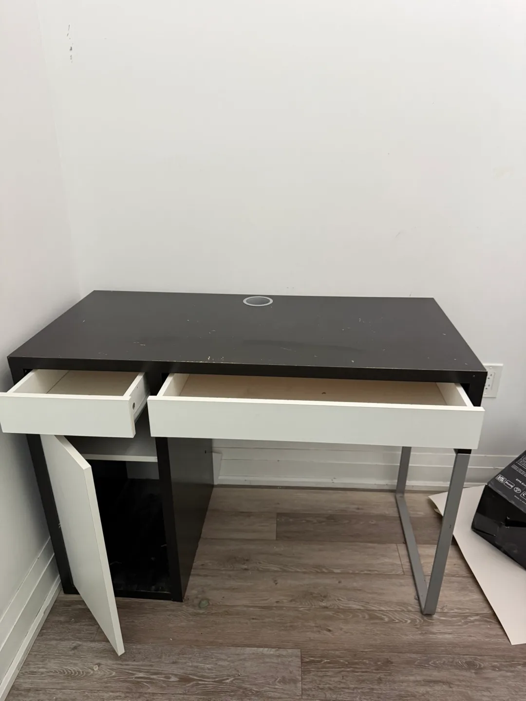 Black and White Modern Desk thumbnail