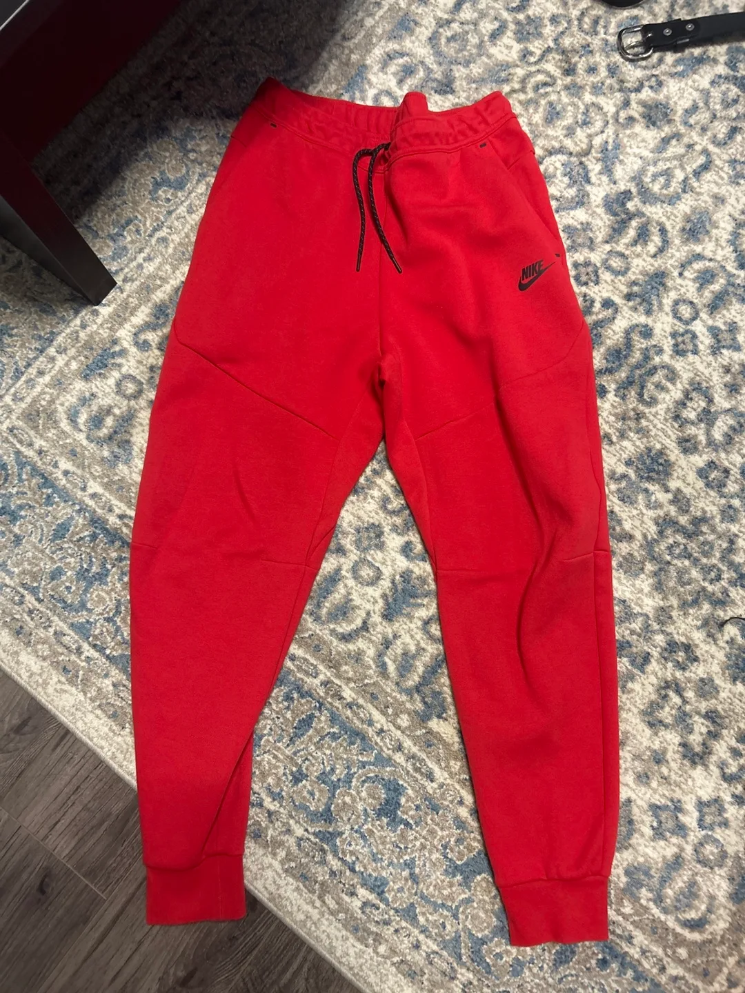 Red Nike Tech Fleece L image indicator(2)