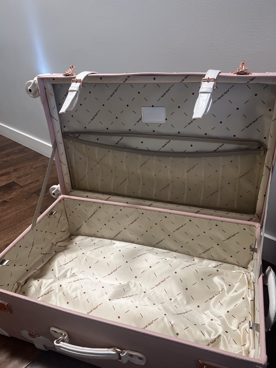 Sarah face Pink Rolling Suitcase L - photo 2