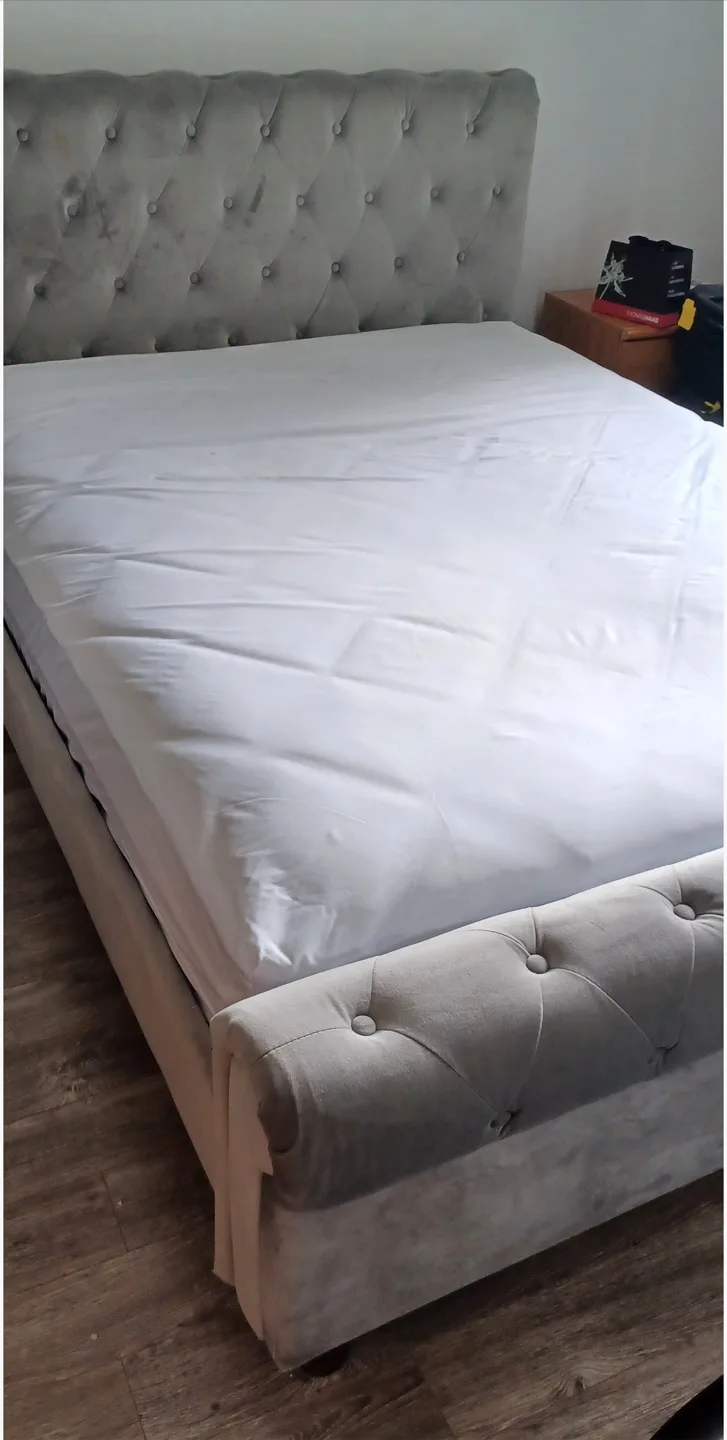 **MOVING** Structube Moss Tufted Velvet Queen Size Sleigh Bed image indicator(4)