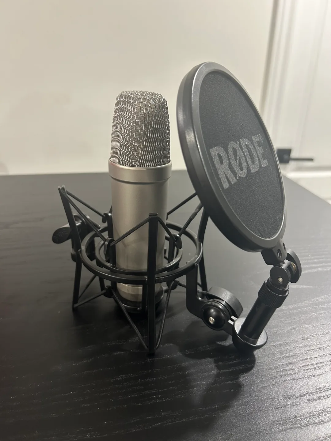 RØDE Microphone Set with Shock Mount and Pop Filter thumbnail