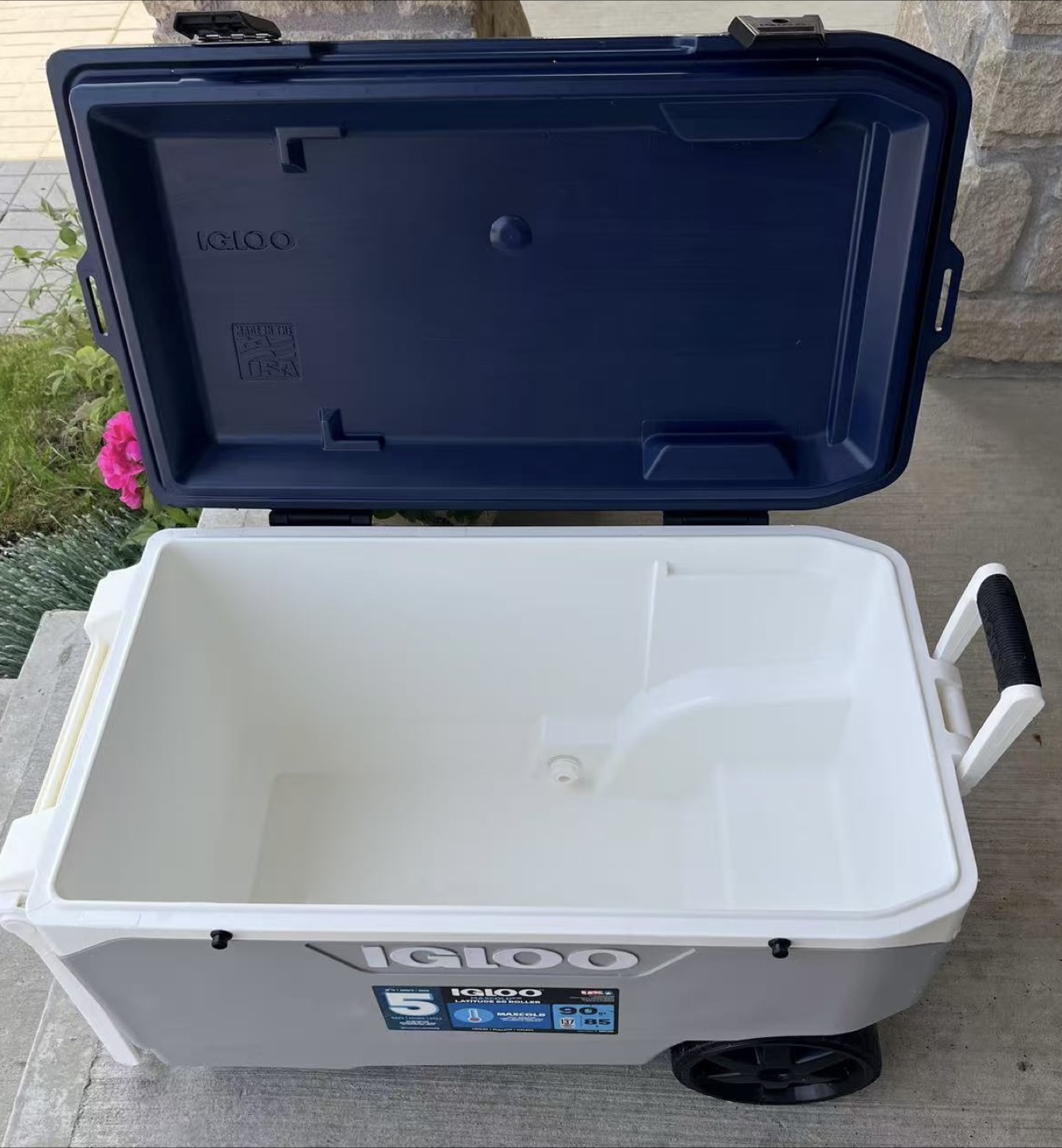 Igloo Maxcold Latitude 90 Roller Cooler - photo 2