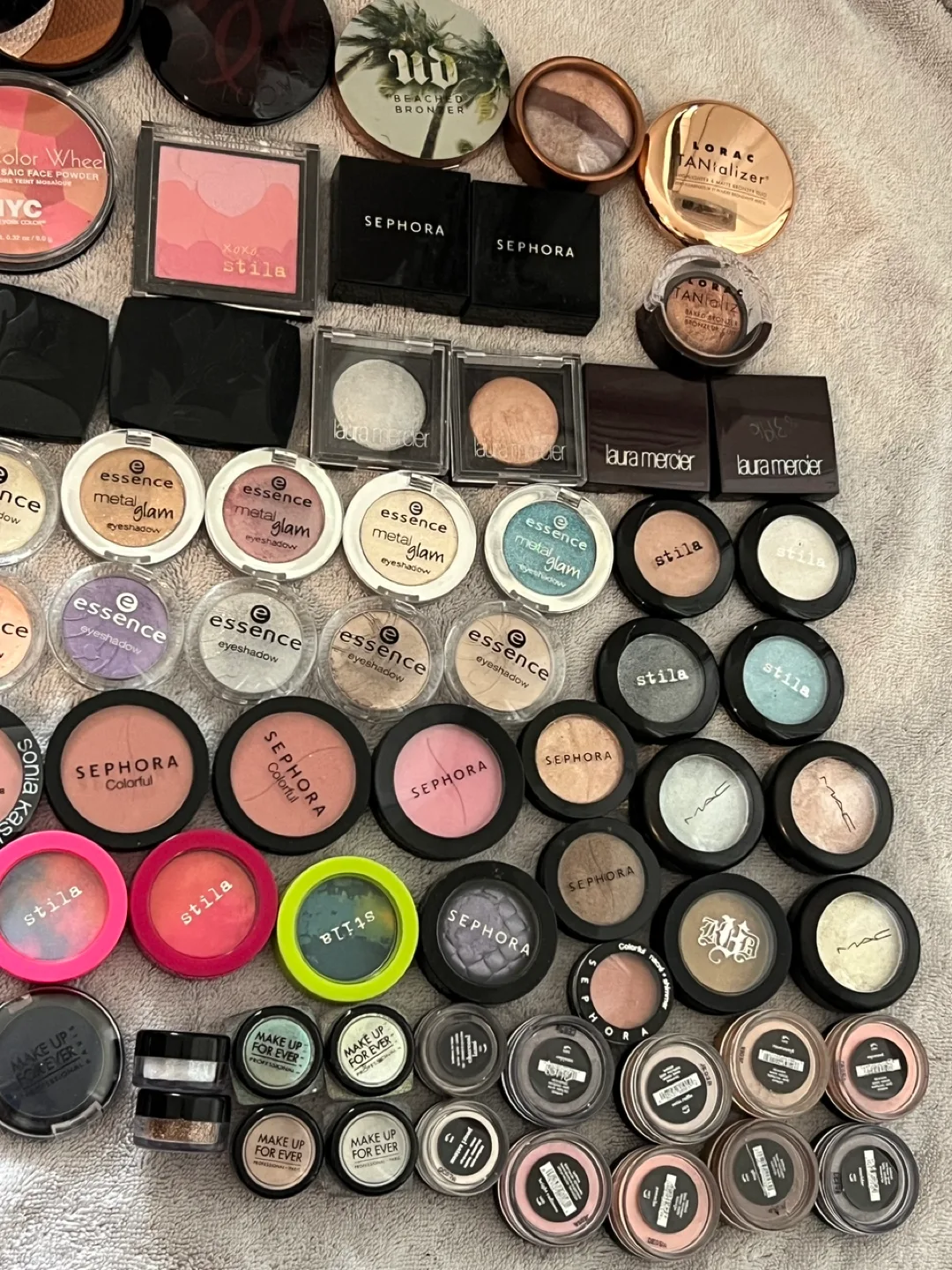 Assorted Brand Makeup bundle image indicator(3)
