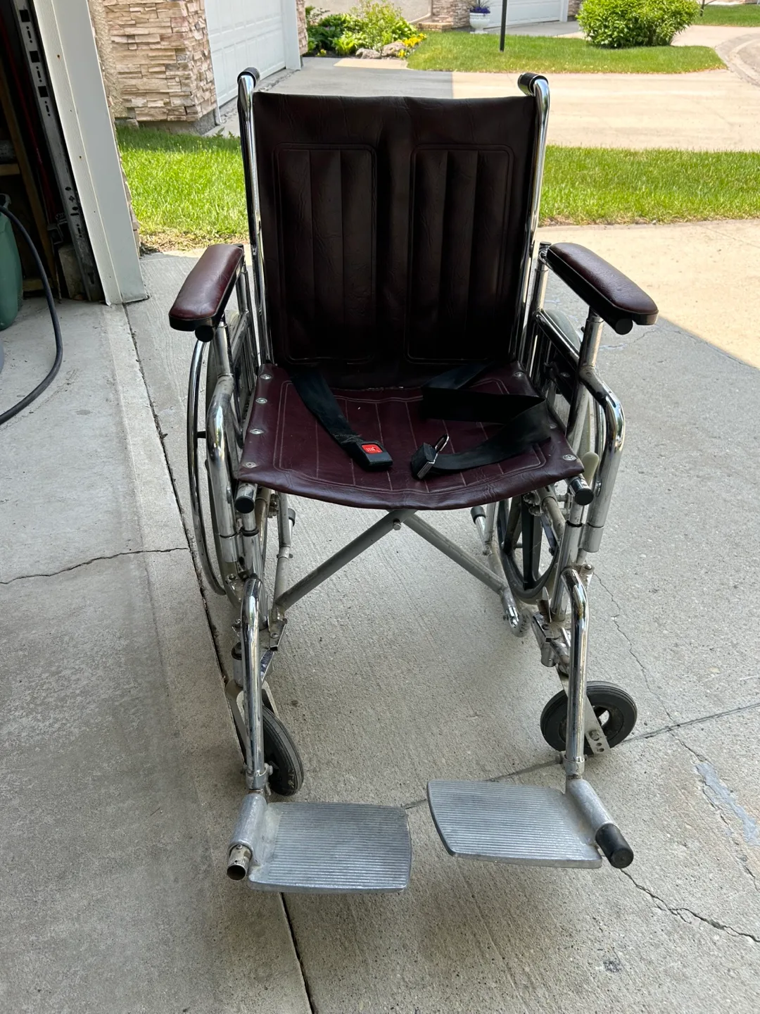 Everest & Jennings Traveler Wheelchair thumbnail