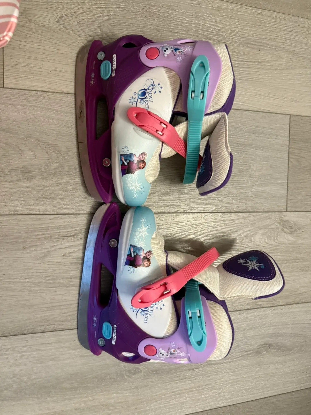 Frozen Themed Ice Skates 🥕 thumbnail