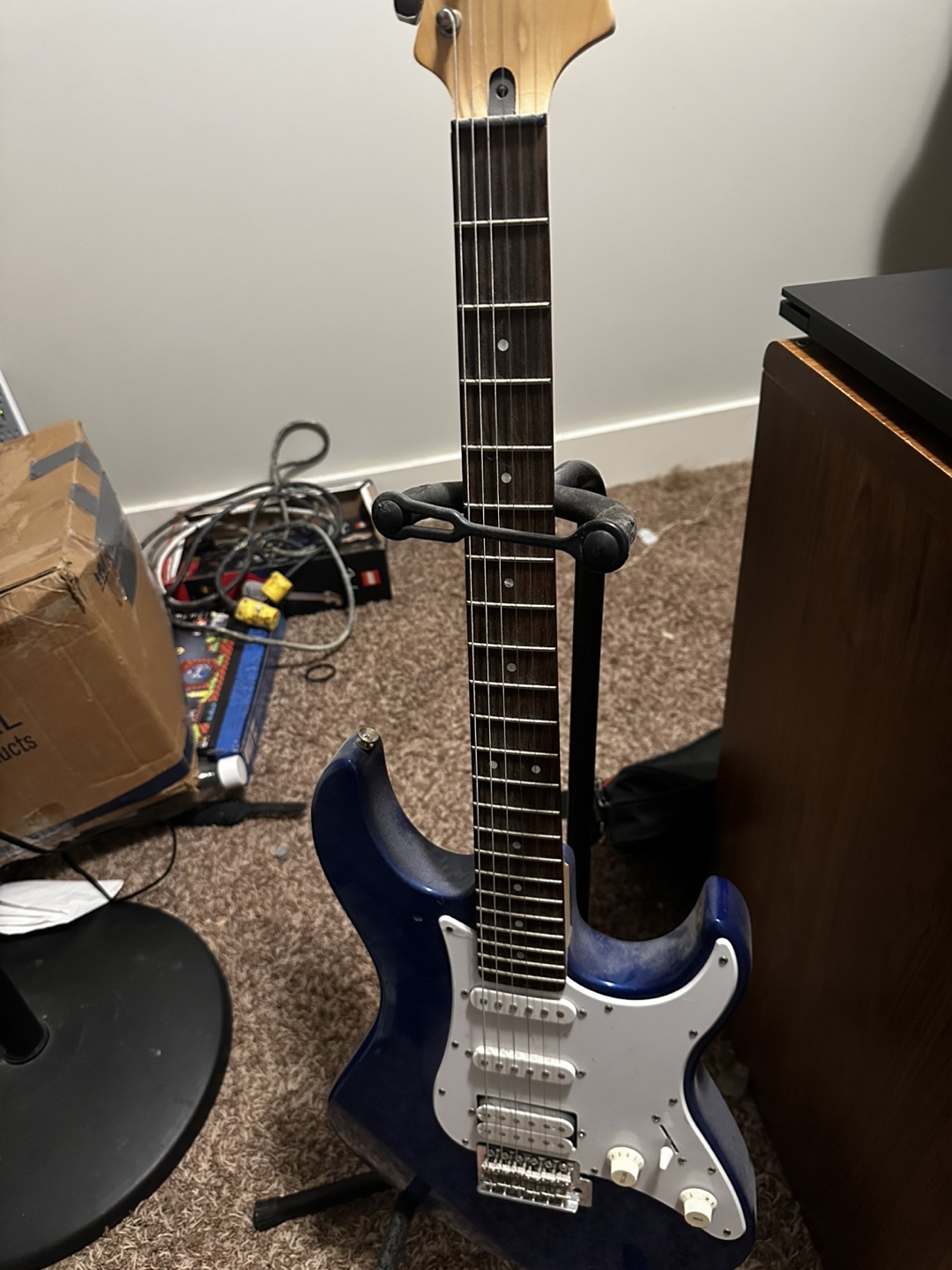 Line 6 Spider IV 15 Amp and Electric Guitar Bundle