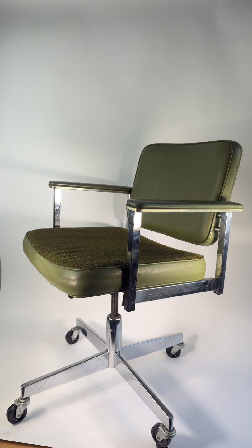 Vintage 1969 Olive Green Office Chair - photo 4