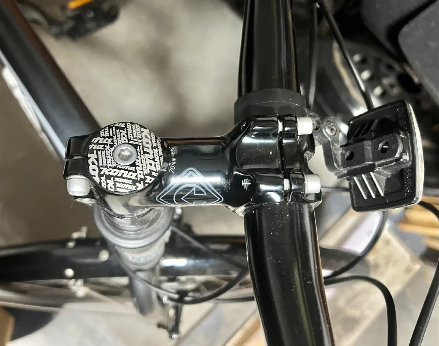 Kona Deluxe bicycle, barely used 28” wheel diameter image indicator(5)