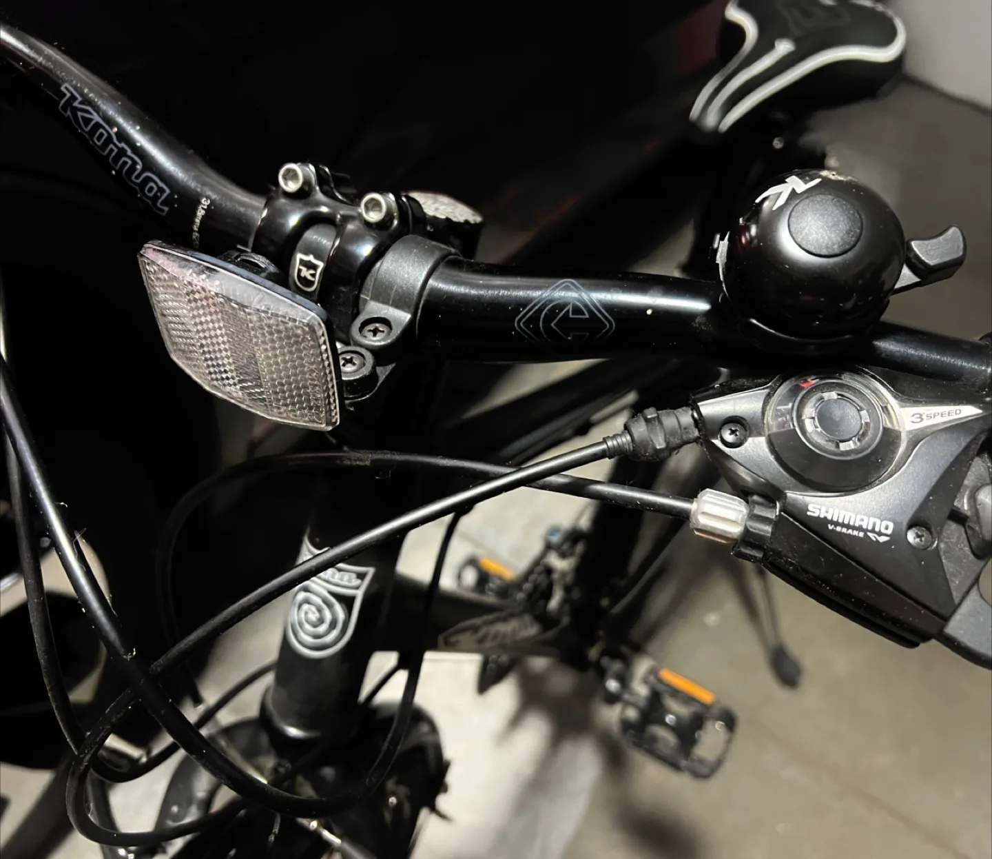 Kona Deluxe bicycle, barely used 28” wheel diameter image indicator(3)