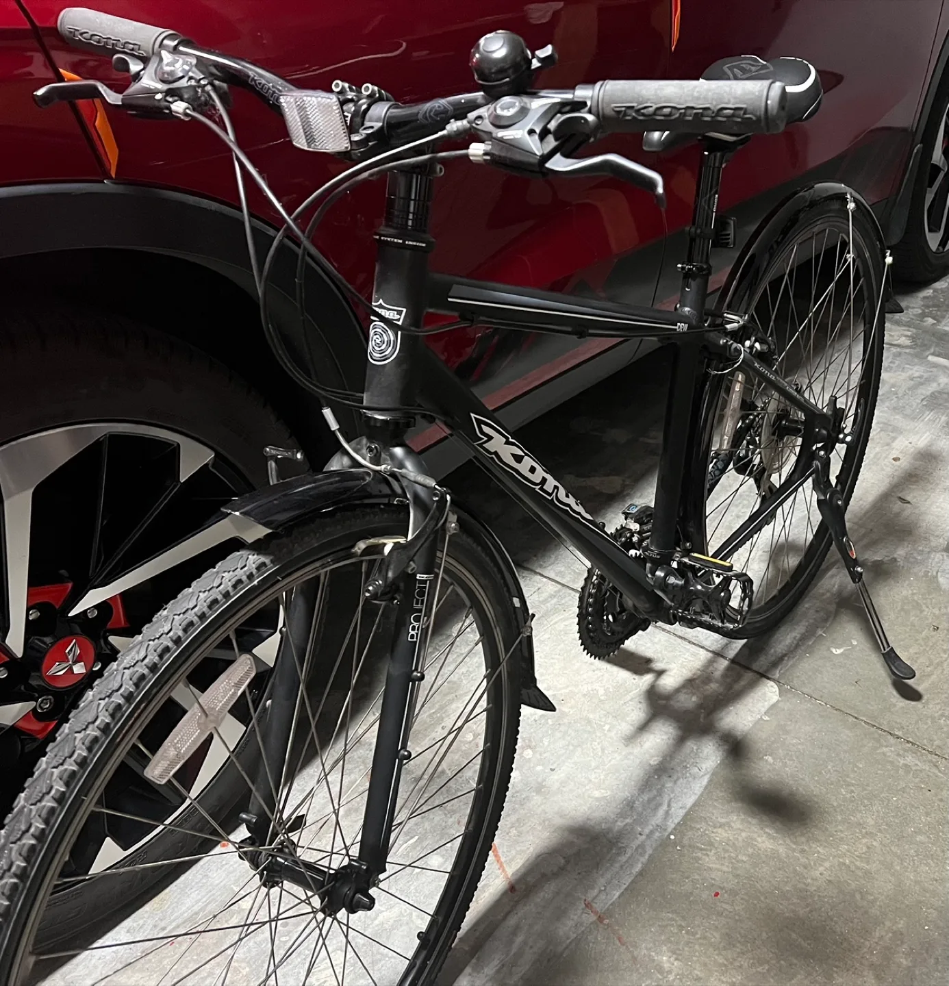 Kona Deluxe bicycle, barely used 28” wheel diameter image indicator(2)