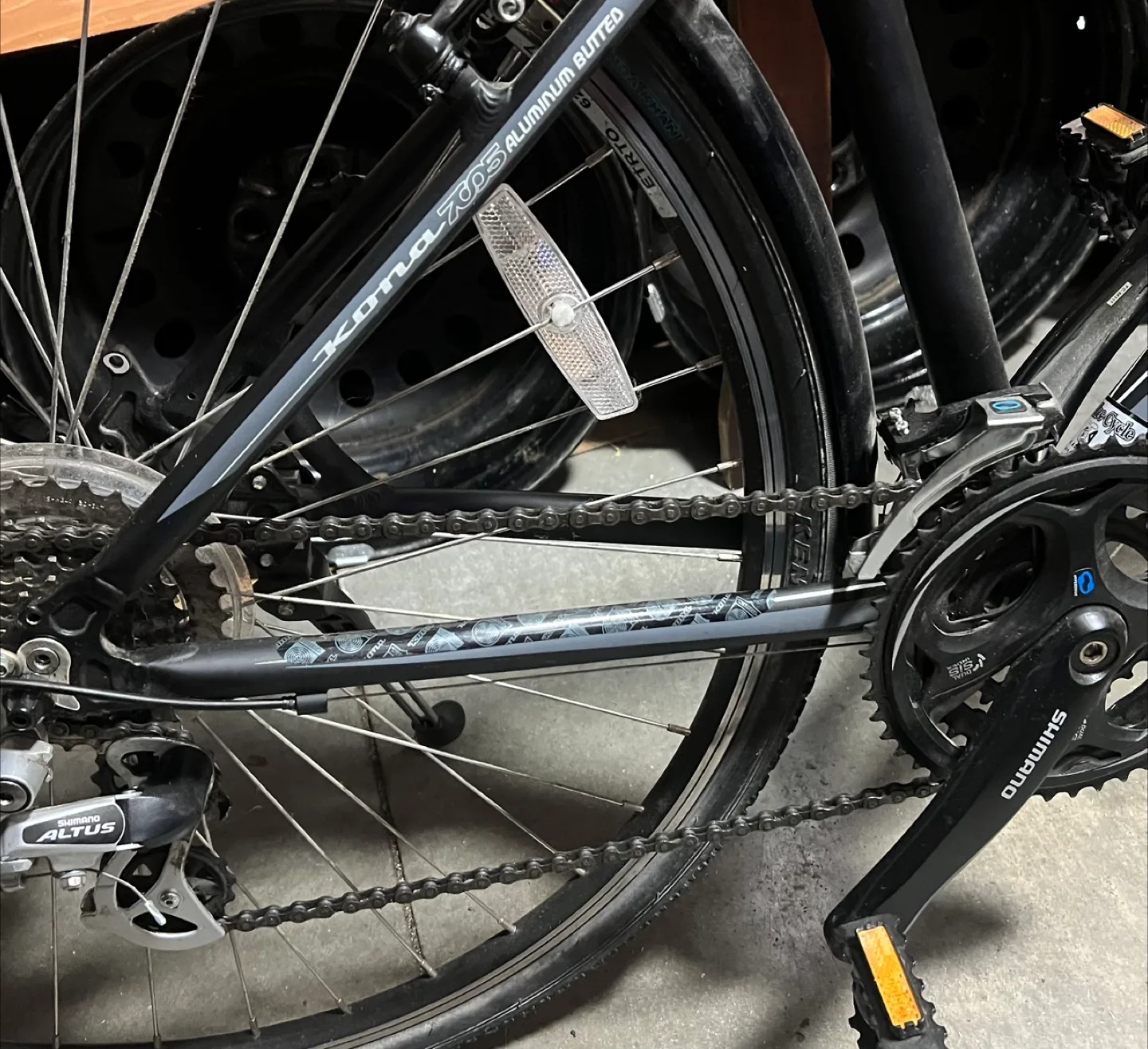 Kona Deluxe bicycle, barely used 28” wheel diameter image indicator(4)