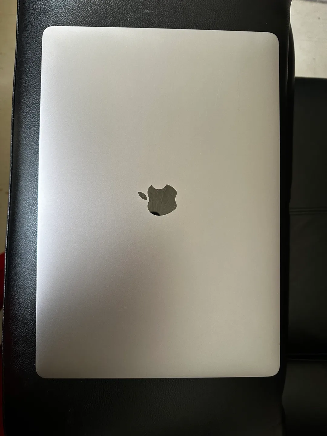 MacBook Pro 15” (2018) – 16GB RAM / i7 – Desktop-Use Only thumbnail
