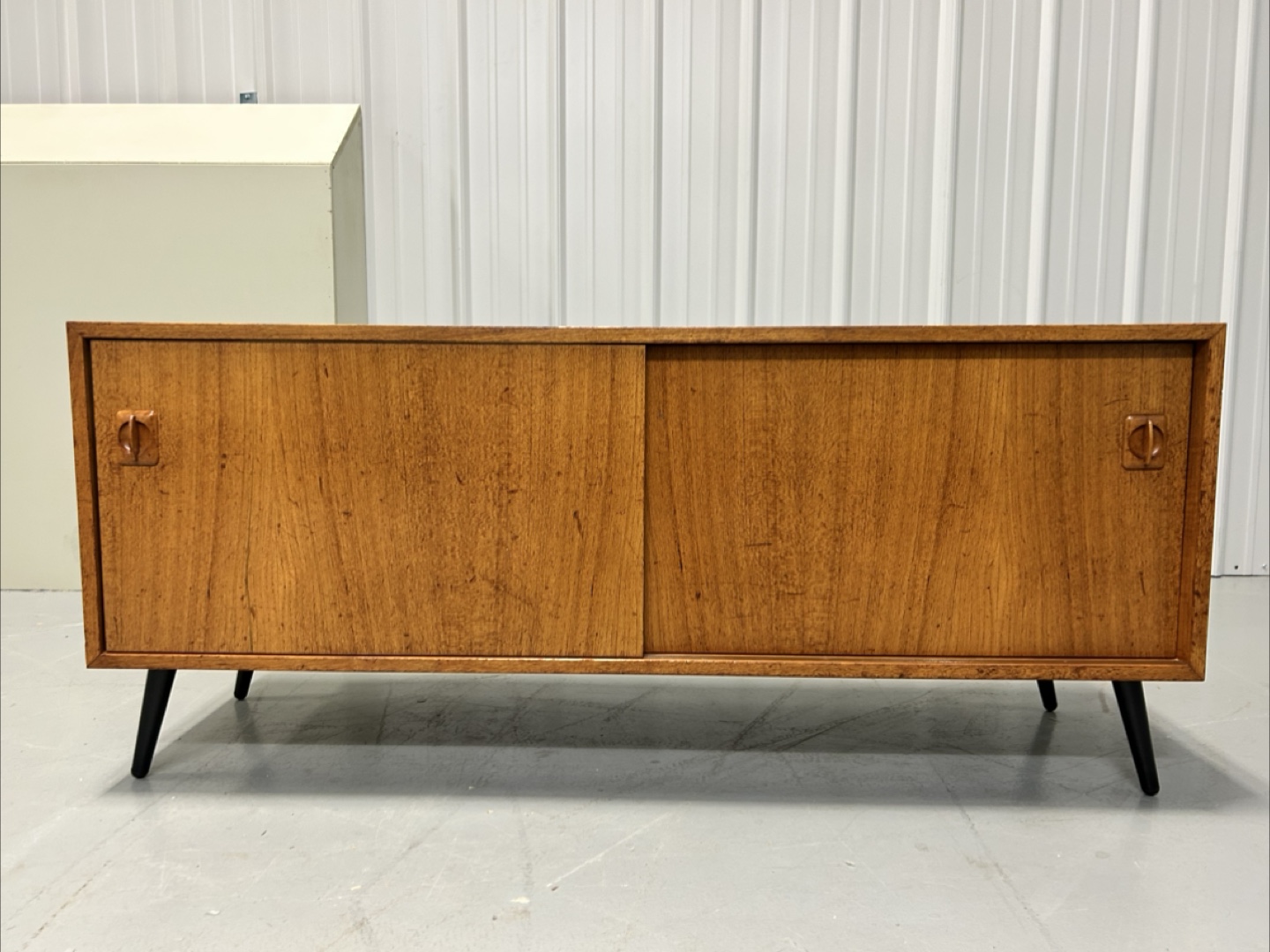 Mid-Century Modern Teak Credenza/Record Player Consol - photo 2