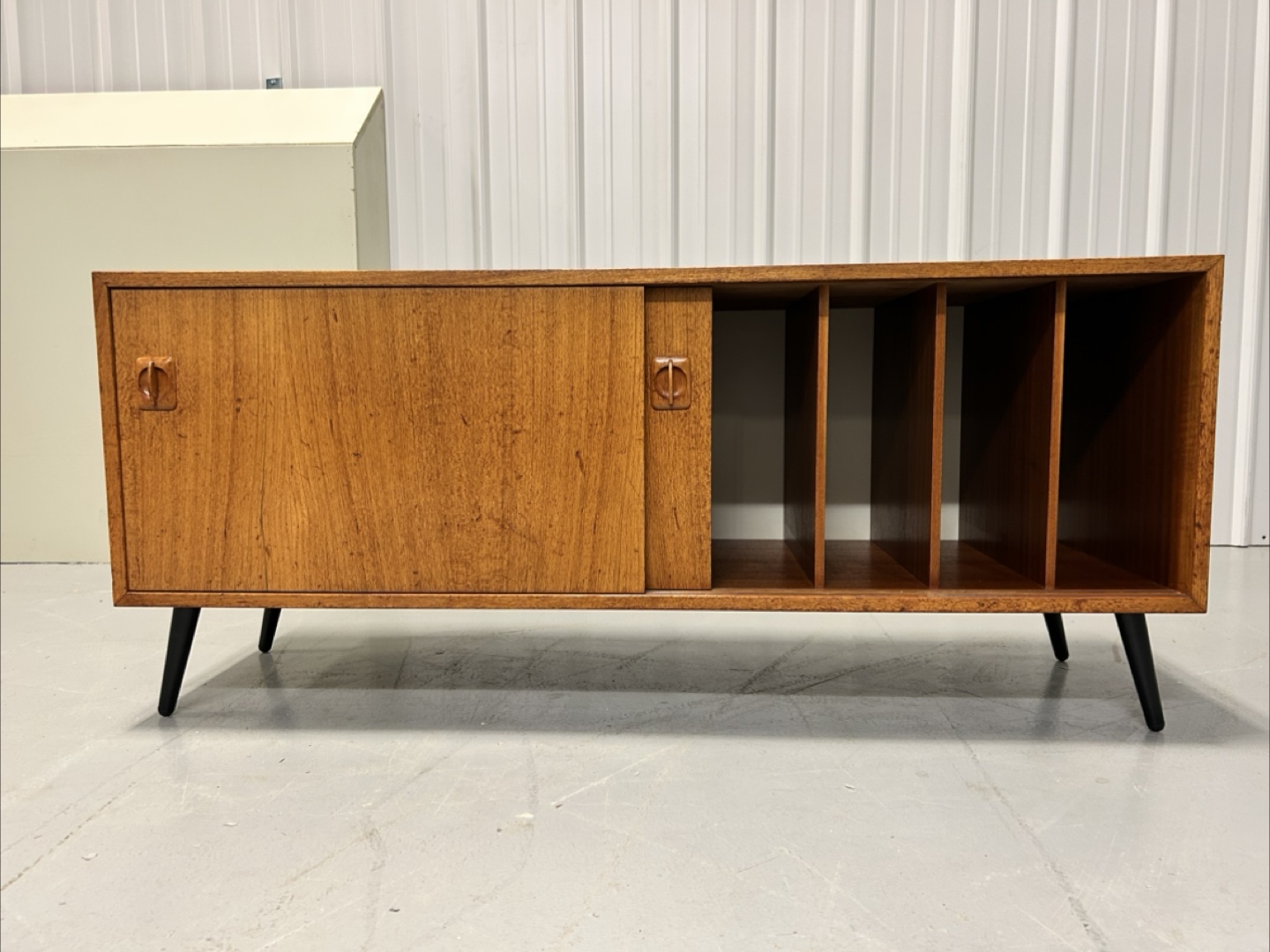 Mid-Century Modern Teak Credenza/Record Player Consol - photo 4