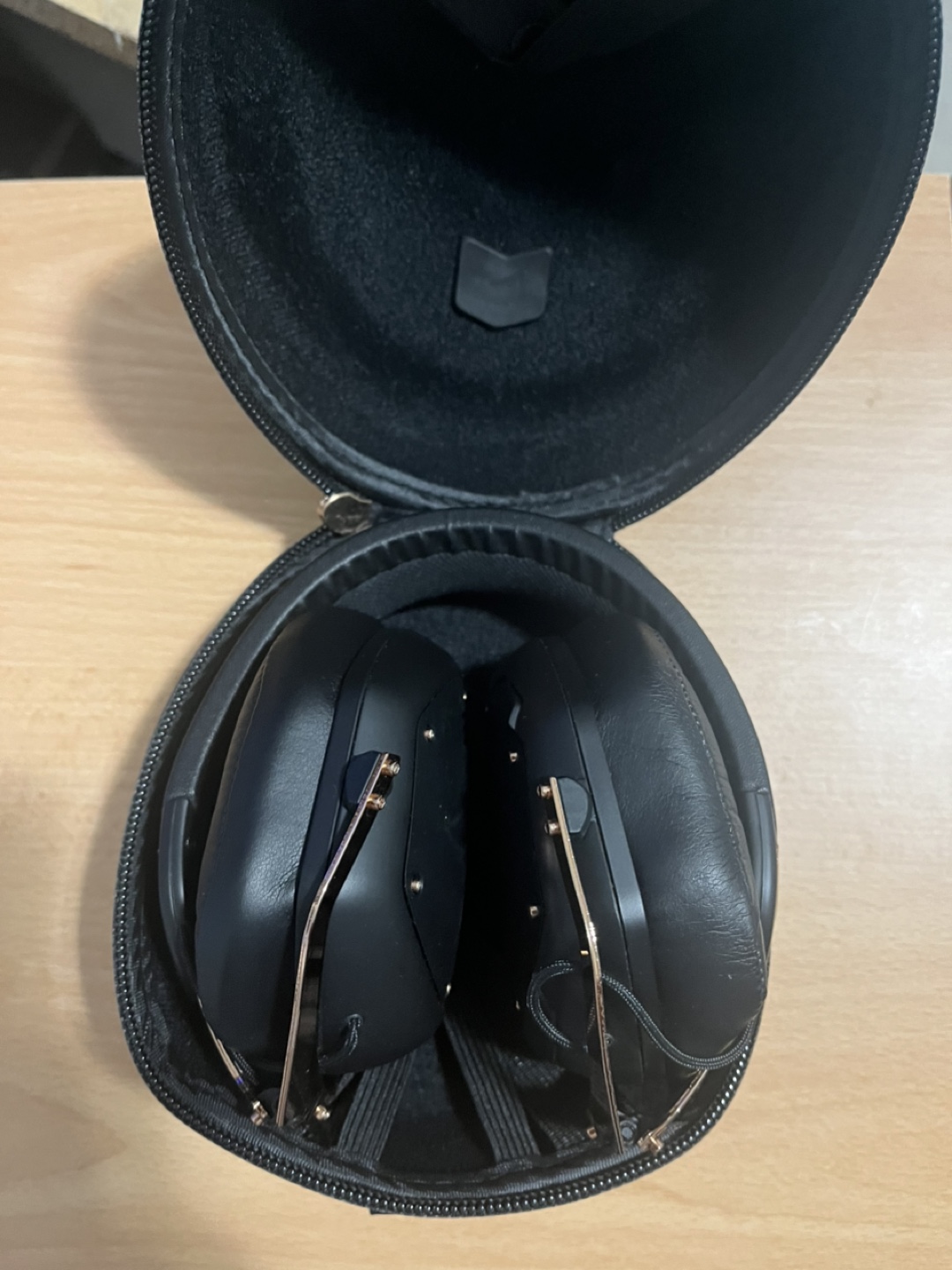 V-MODA Headphones with Case 🥕💚 - photo 3