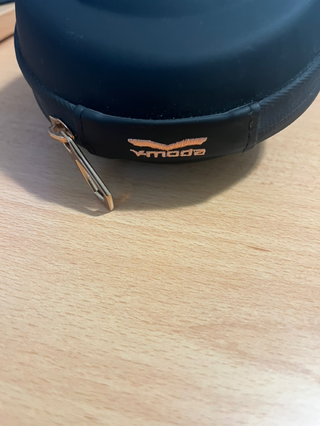 V-MODA Headphones with Case 🥕💚 - photo 2