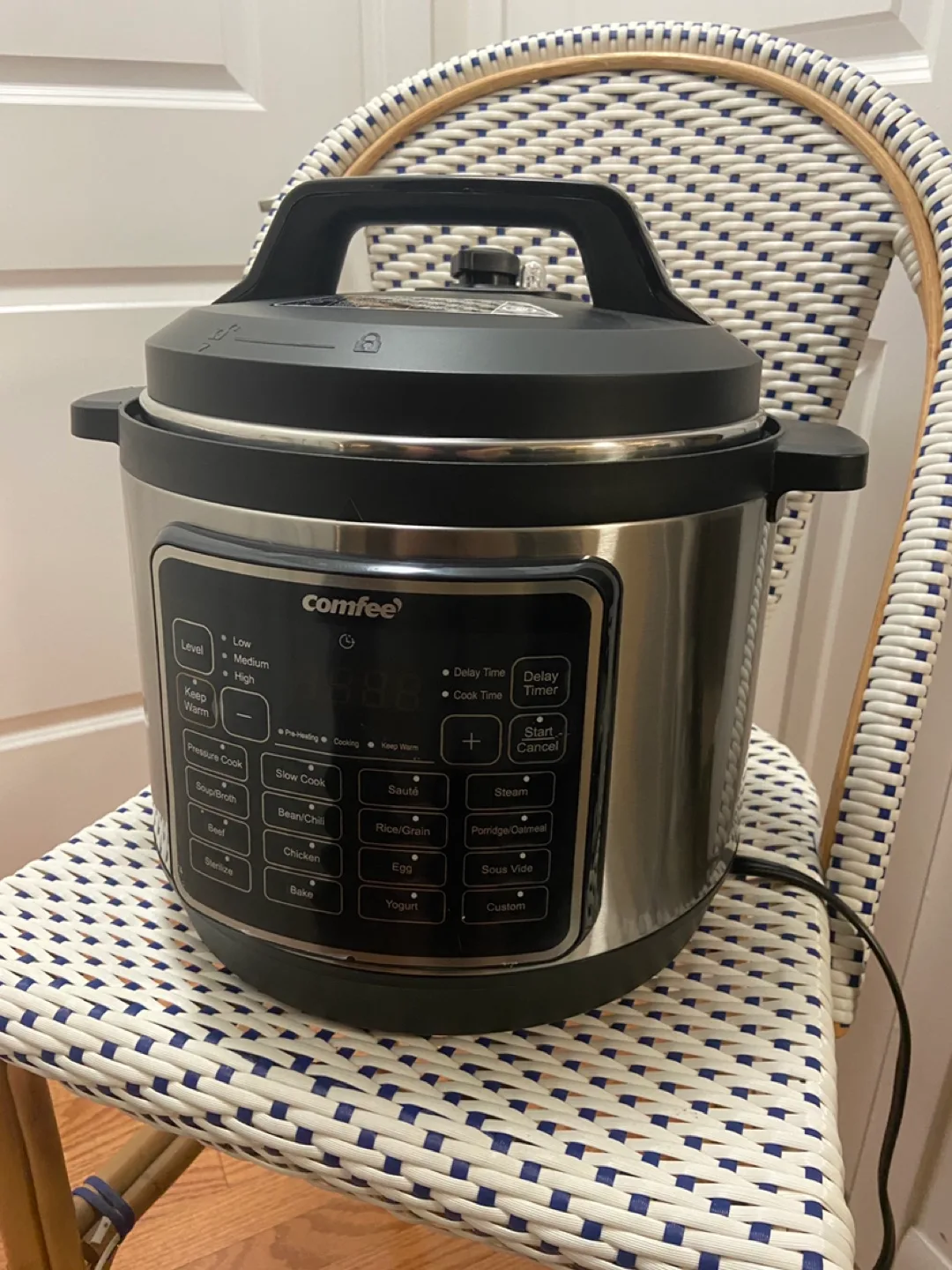 COMFEE’ Rice Cooker, Pressure Cooker – Like New, 8Qt, 16-in-1 thumbnail