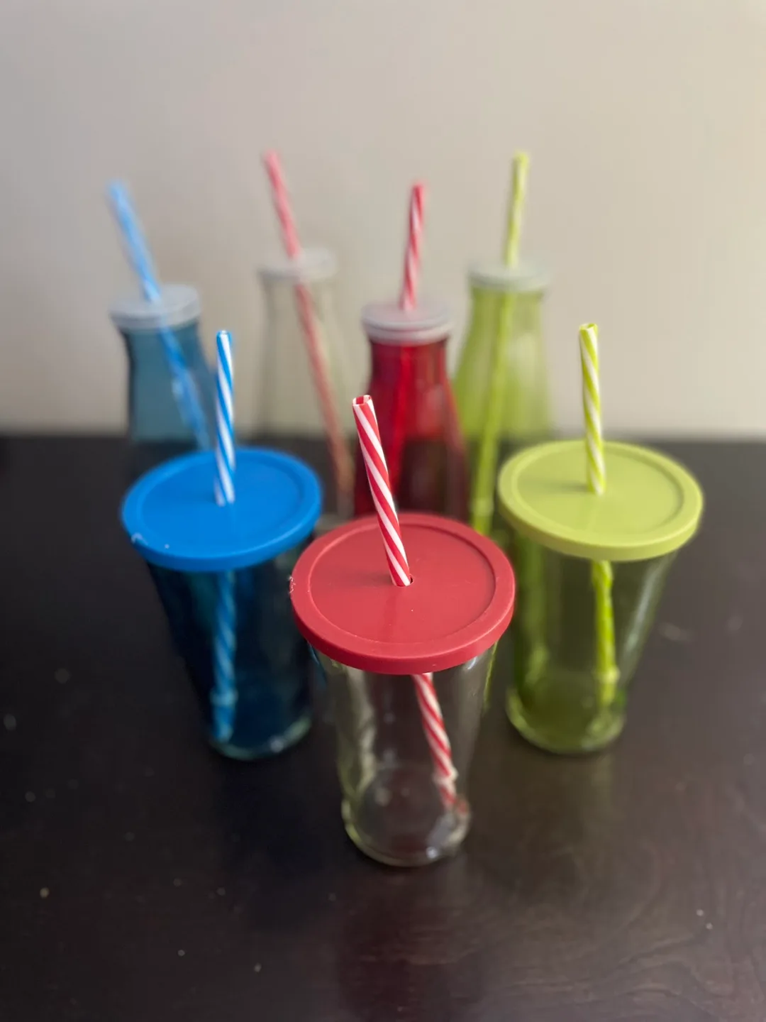 Set of 6 drinking glasses with lids and straws image indicator(2)